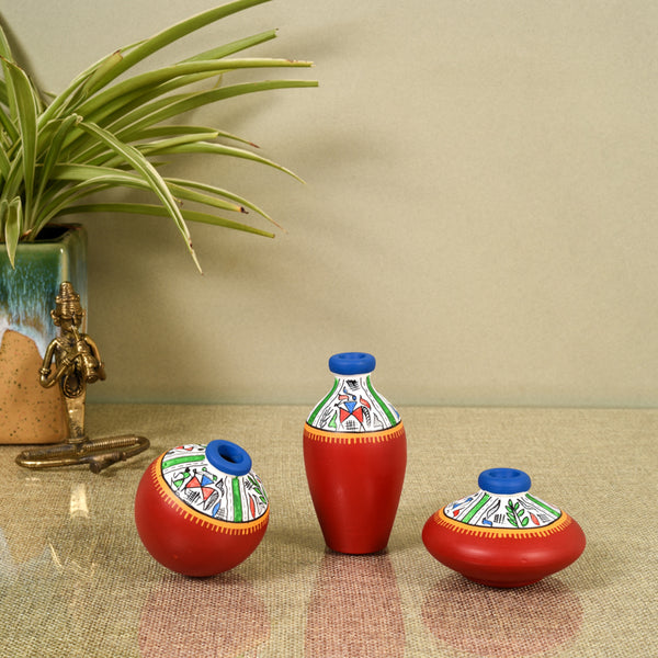 Buy Terracotta Trot Vase - Set Of Three Vase from Vaaree