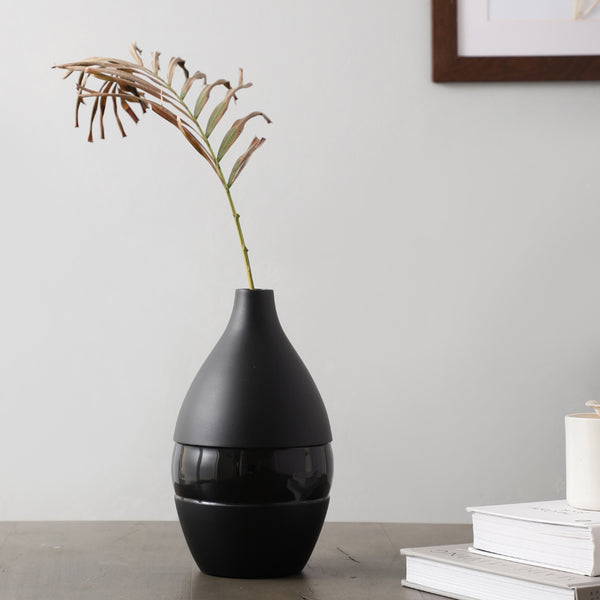 Buy Yato Enamel Vase (Black) - Small Vase from Vaaree