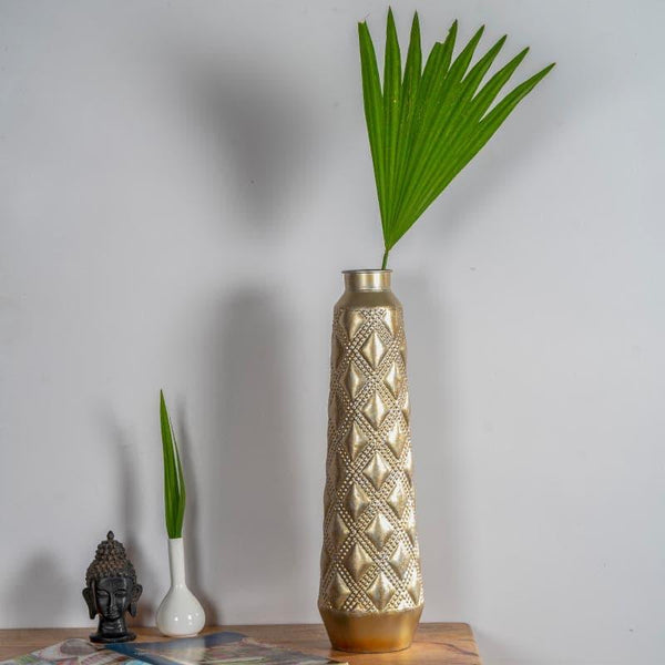 Buy Elite Epiphany Vase Vase from Vaaree